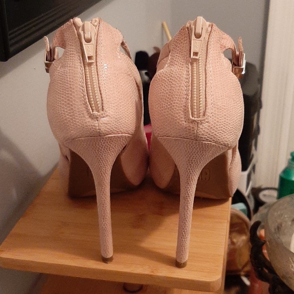 Heels - Picture 4 of 5